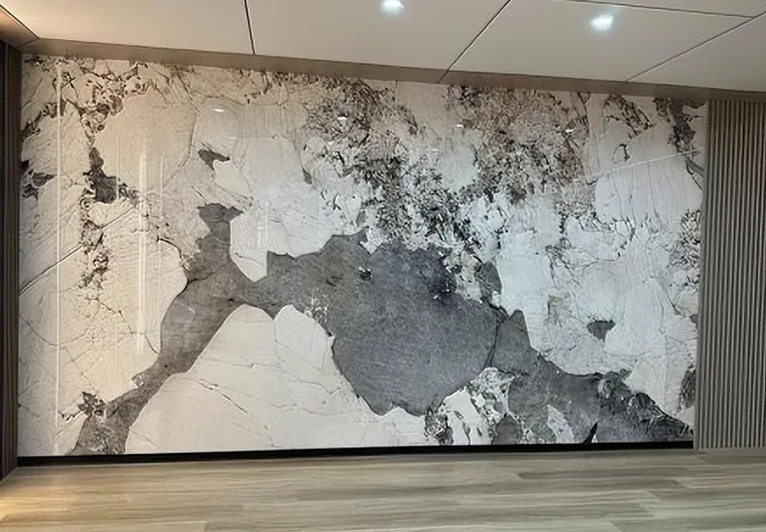 Uvod v stensko ploščo, odporno na udarce.