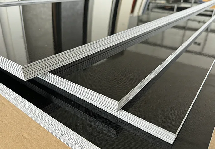 Značilnosti stenske plošče PET Mirror Carbon Crystal.